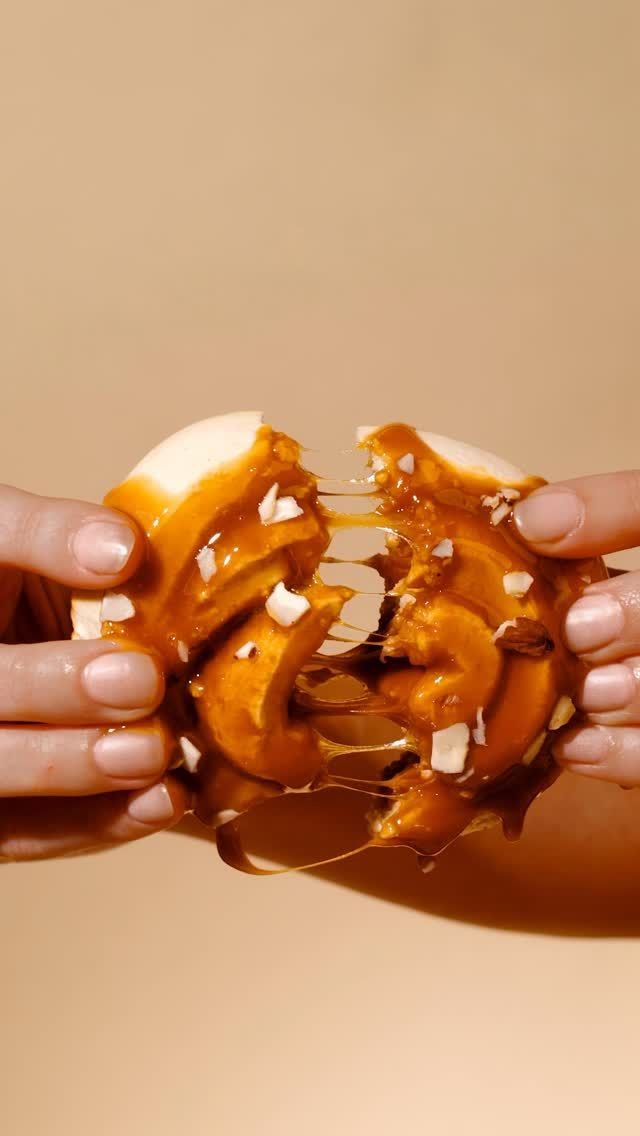 Un dolce farcito al caramello, spezzato a metà